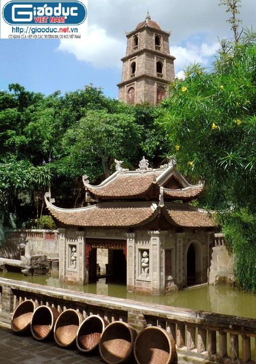 Bảo tháp Thiên Hương là bảo tháp gốm (đất nung) lớn và đẹp nhất hiện nay.